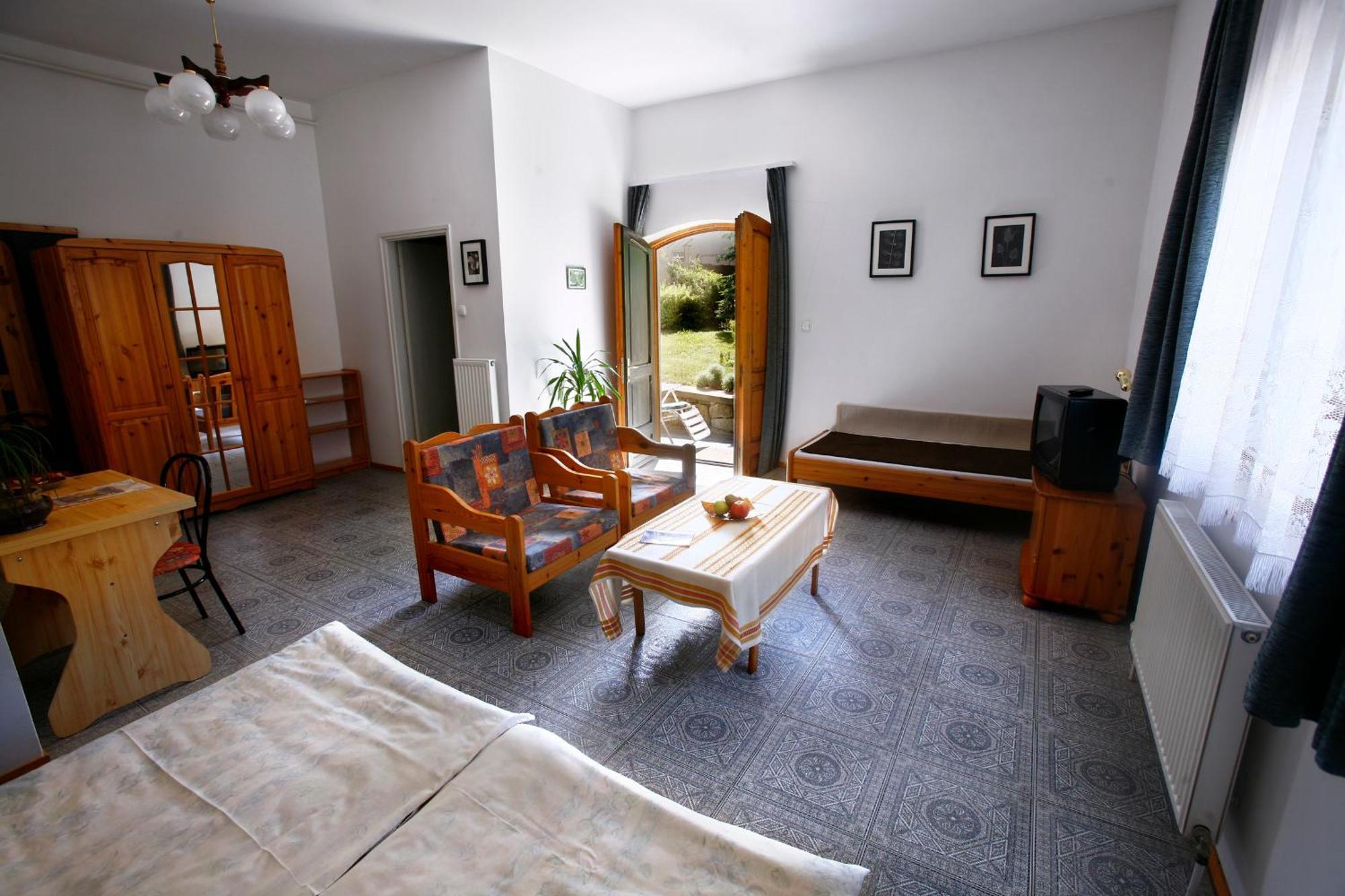 Keszi Panzio Hotel Budakeszi Bagian luar foto