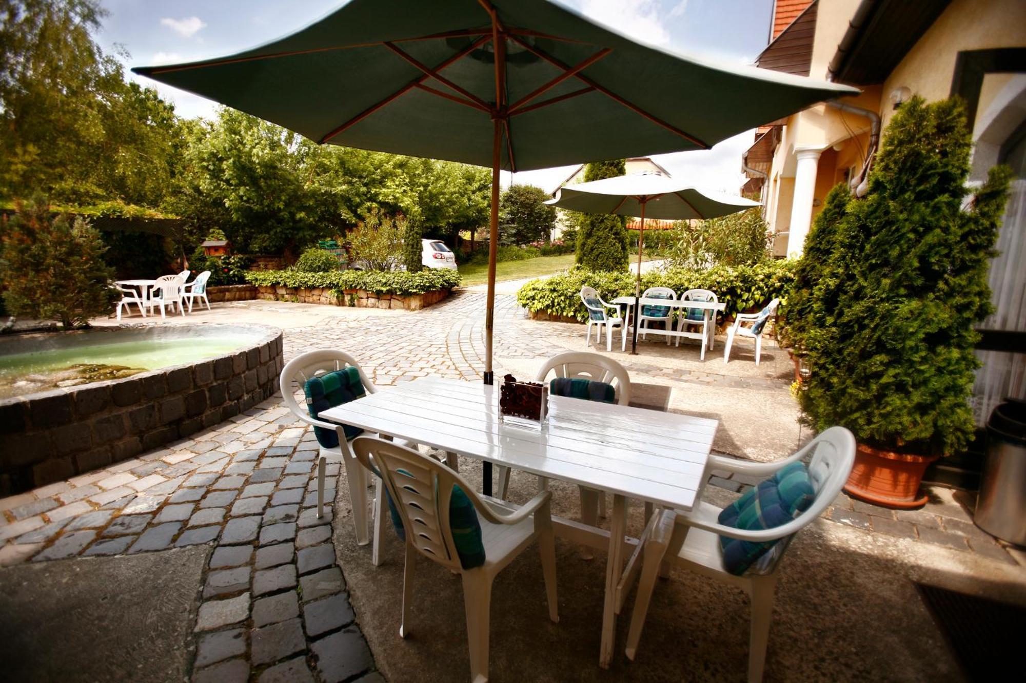 Keszi Panzio Hotel Budakeszi Bagian luar foto