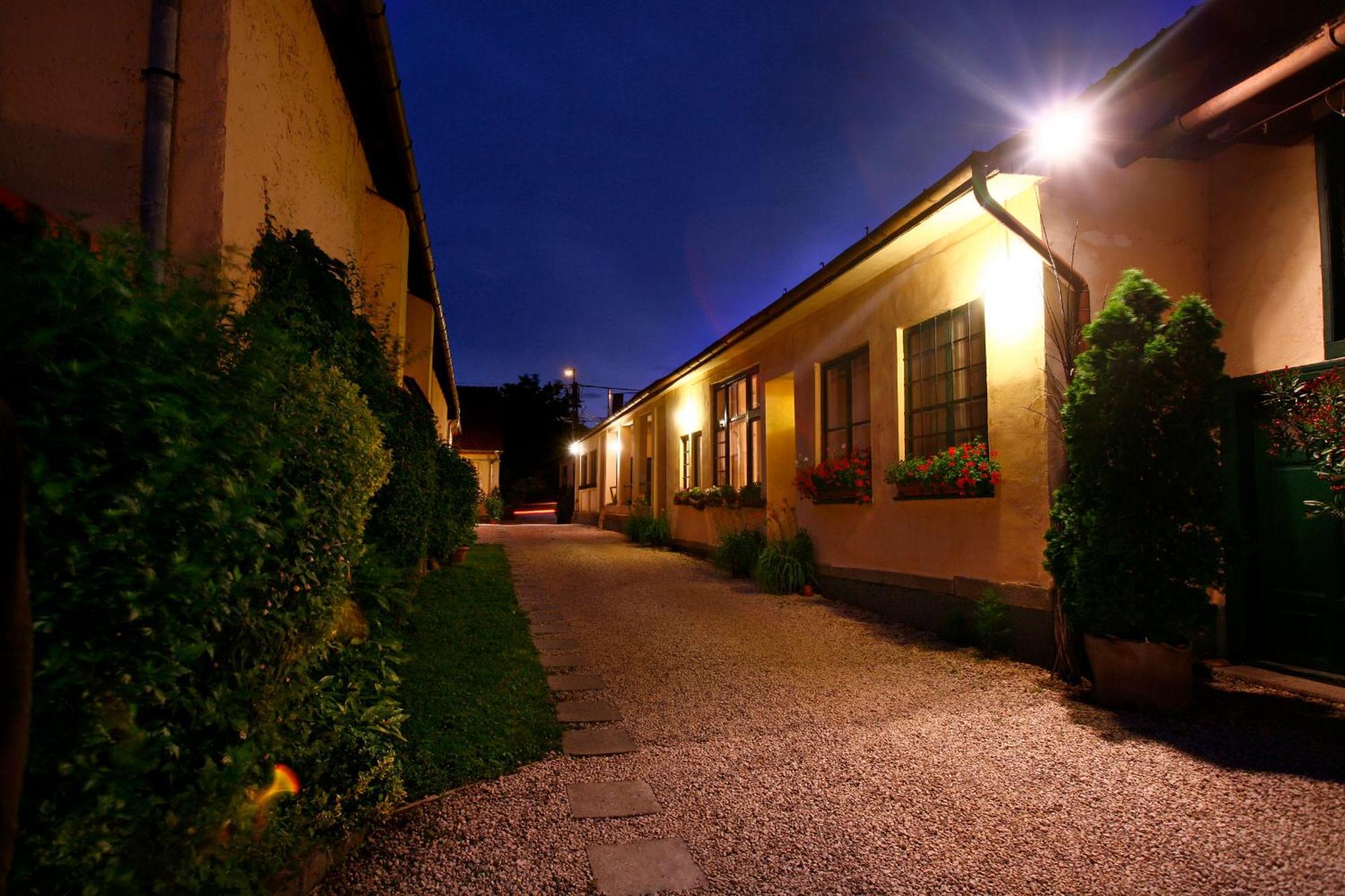 Keszi Panzio Hotel Budakeszi Bagian luar foto