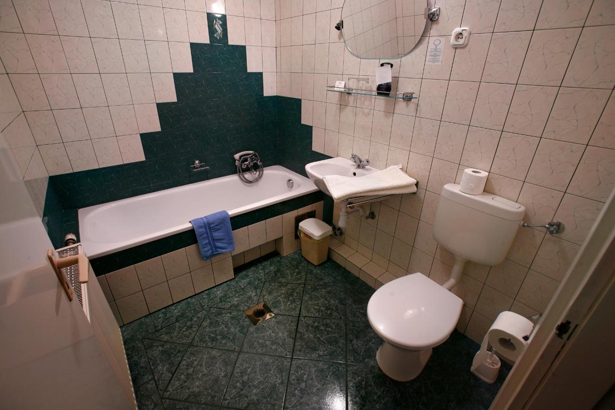 Keszi Panzio Hotel Budakeszi Bagian luar foto