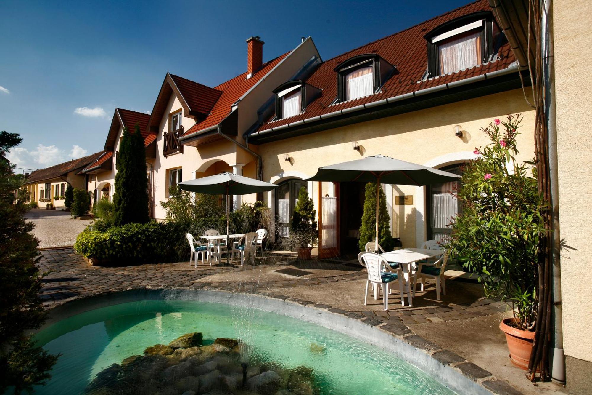 Keszi Panzio Hotel Budakeszi Bagian luar foto