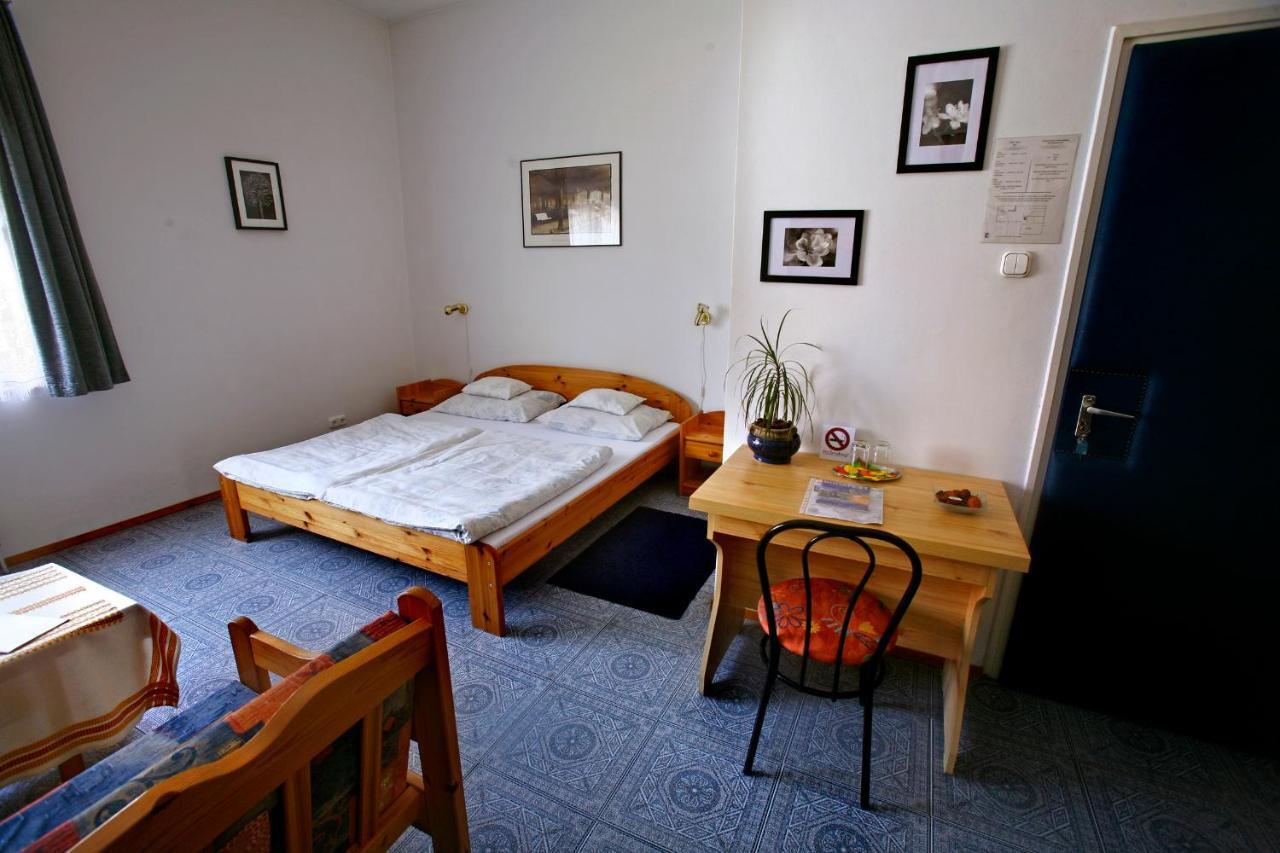 Keszi Panzio Hotel Budakeszi Ruang foto